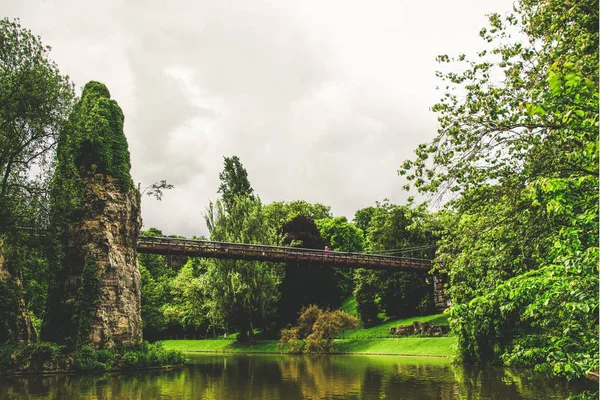 Parc des Buttes Chaumont in Paris, France. — Stock fotografie