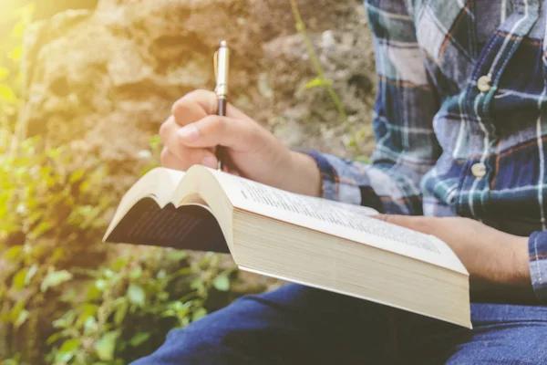 Erkek el kağıda yazı. Adam yardım bir şey yazmak.