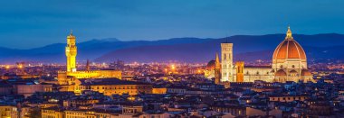 Michelangelo Meydanı 'ndaki eski Saray ve Katedral Kubbesi' nin panoramik günbatımı. Floransa, İtalya 'nın silüeti. Floransa mimarisi ve şehir simgesi. 