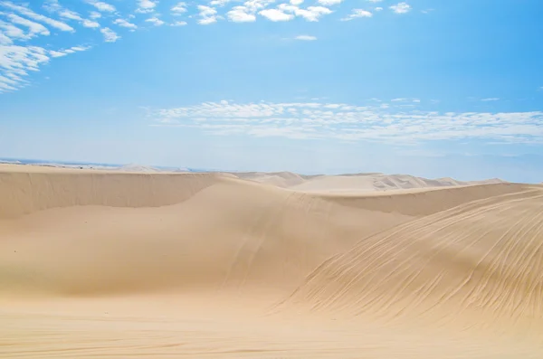 Dunas de areia do deserto do Atacama, perto de Huacachina, na região de Ica, Peru — Fotografia de Stock