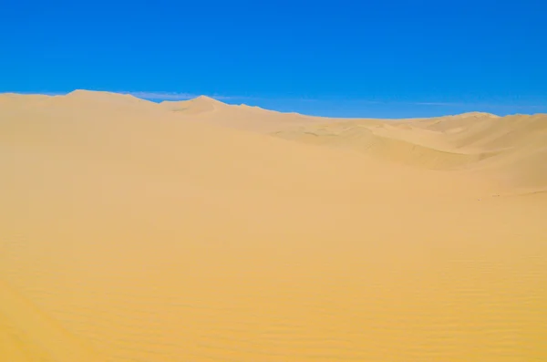 Dunas de arena del desierto de Atacama, cerca de Huacachina en la región de Ica, Perú — Foto de Stock
