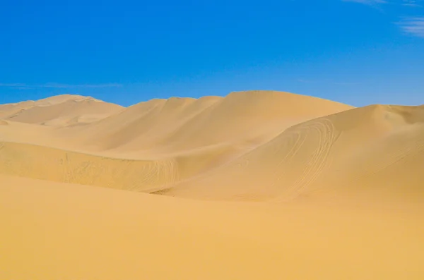 Dunas de arena del desierto de Atacama, cerca de Huacachina en la región de Ica, Perú — Foto de Stock