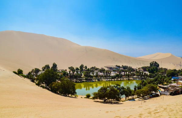 Oase van Huacachina in de Atacama woestijn, regio Ica, Peru — Stockfoto