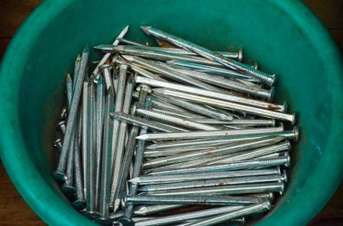 Demir çivi yığını