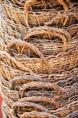 Eski bambu sepet yığını