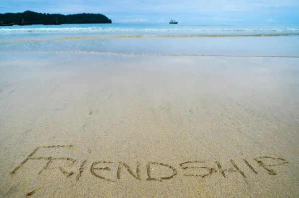 Segno astratto di amore di parola scritto su uno sfondo di spiaggia di sabbia — Foto Stock