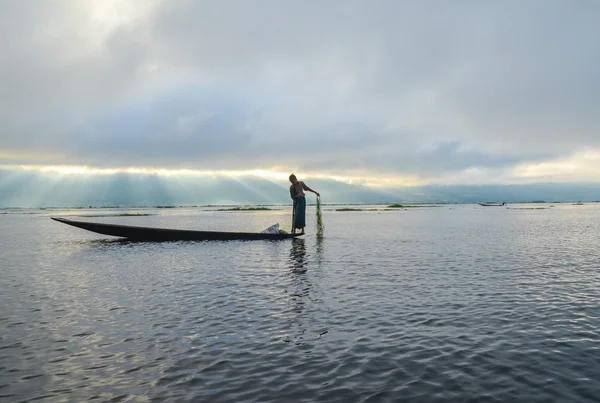 Рибалки на дерев'яних човнах Симонового що невода для лову риби в озері рано вранці перед сходом сонця — стокове фото