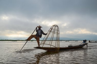 : Inle Shan devlet, Myanmar - 20 Eylül 2016 Balık ağı Inle Gölü'güneş doğarken ile geleneksel Birmanya balıkçı