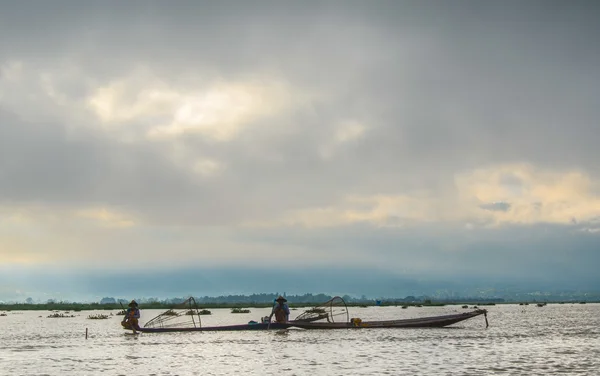 INLE, SHAN STATE, MIANMAR- SETEMBRO 20, 2016: Pescador tradicional birmanês com rede de pesca em Inle Lake ao nascer do sol — Fotografia de Stock