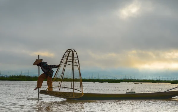 Inle, shan state, myanmar- 20. September 2016: traditioneller burmesischer Fischer mit Fischernetz im inle lake bei Sonnenaufgang — Stockfoto
