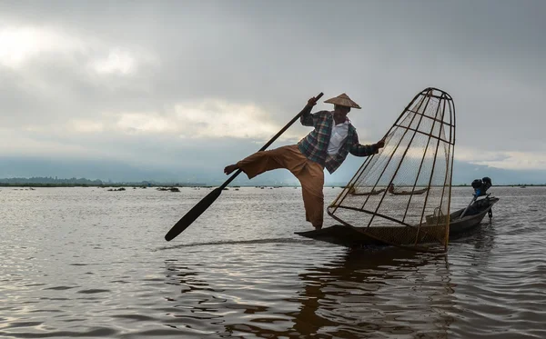 INLE, SHAN STATE, MYANMAR- SEPTEMBER 20, 2016: Traditional Burmese fisherman with fishing net in Inle Lake at sunrise — Stock Photo, Image