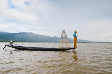 : Inle Shan devlet, Myanmar - 20 Eylül 2016 Balık ağı Inle Gölü'ile geleneksel Birmanya balıkçı 
