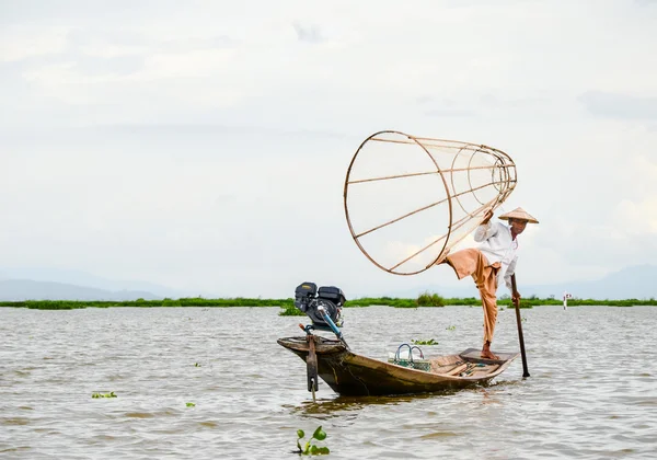 INLE, SHAN STATE, MIANMAR- SETEMBRO 20, 2016: Pescador tradicional birmanês com rede de pesca em Inle Lake — Fotografia de Stock