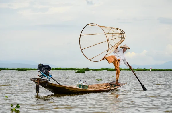 Озері Інле, Шань держави, М'янмі - 20 вересня 2016: Традиційні Бірманська рибалки з риболовну мережу в озері Інле озеро — стокове фото
