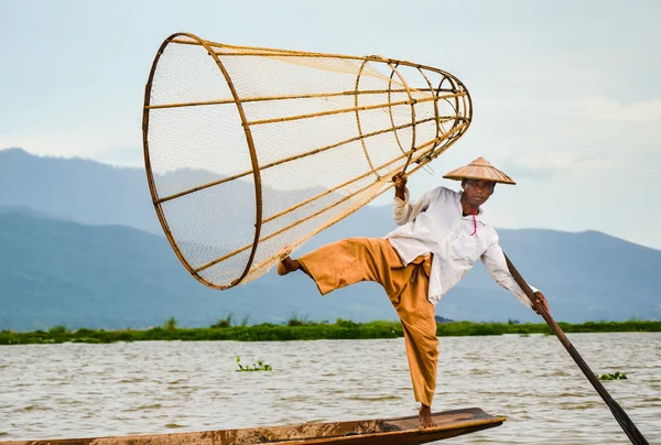 Inle, Shan State, Μιανμάρ - 20 Σεπτεμβρίου 2016: Παραδοσιακές Βιρμανίας ψαράς με δίχτυ σε Inle Lake — Φωτογραφία Αρχείου