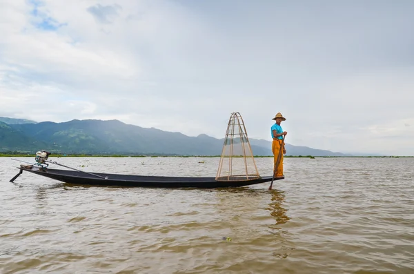 INLE, SHAN STATE, MIANMAR- SETEMBRO 20, 2016: Pescador tradicional birmanês com rede de pesca em Inle Lake — Fotografia de Stock