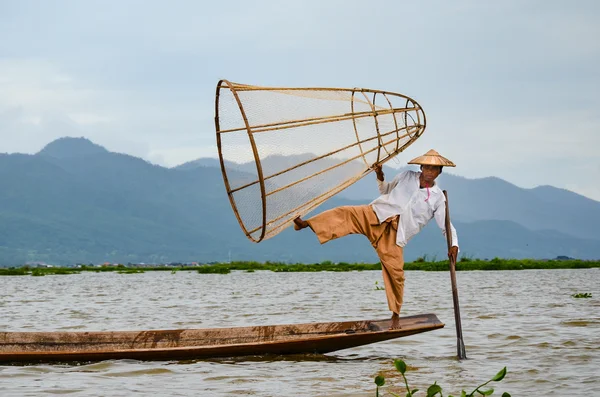 INLE, SHAN STATE, MIANMAR- SETEMBRO 20, 2016: Pescador tradicional birmanês com rede de pesca em Inle Lake — Fotografia de Stock