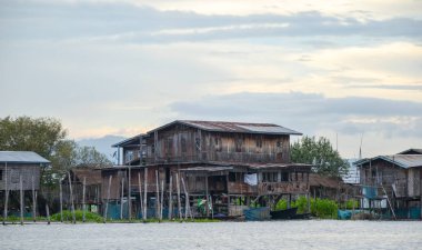 Geleneksel kayan köy evleri Inle Gölü, Myanmar