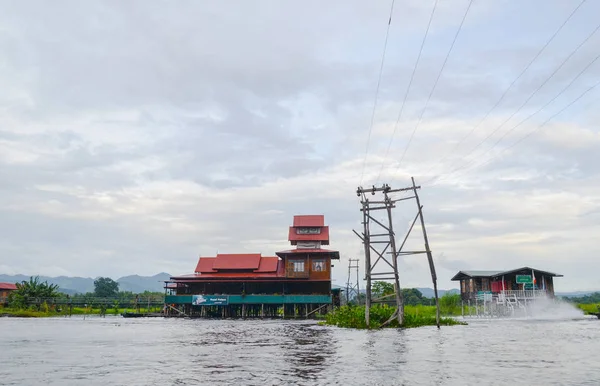 Geleneksel kayan köy evleri Inle Gölü, Myanmar