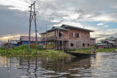 Geleneksel kayan köy evleri Inle Gölü, Myanmar