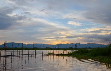 Balıkçı köyü günbatımı gölün, Inle Gölü, Myanmar uyku