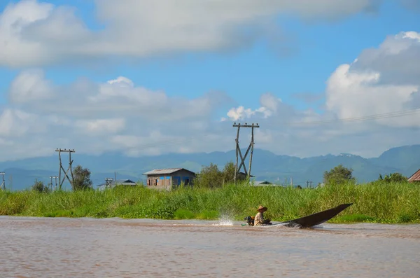 Casas de aldeia flutuantes tradicionais em Inle Lake, Mianmar — Fotografia de Stock