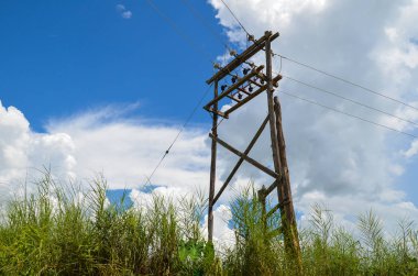 Eski ahşap elecric kutup ve güç hatları