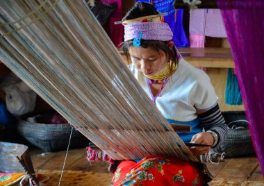Inle Gölü, Myanmar - 25 Eylül 2016: dokuma tezgâh üzerinde geleneksel metal halkalar, boynundaki giyen Padaung 