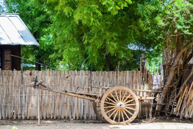 Birman evin önünde eski öküz arabası 