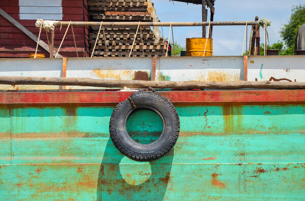 Закрыть старую ржавую лодку
 