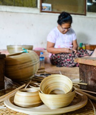 Bagan, Myanmar - 12 Eylül 2016: Lake yemekler yerel bir fabrikada eski Bagan Birmanya kişi yapma