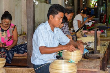 Bagan, Myanmar - 12 Eylül 2016: Lake yemekler yerel bir fabrikada eski Bagan Birmanya kişi yapma