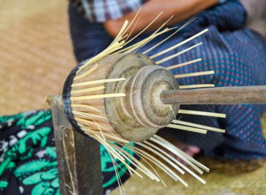 Bagan, Myanmar - 12 Eylül 2016: Lake yemekler yerel bir fabrikada eski Bagan Birmanya kişi yapma