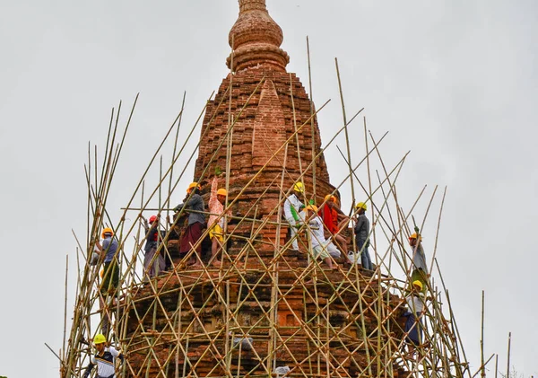 BAGAN, MYANMAR- 12 SETTEMBRE 2016: I birmani costruiscono un'impalcatura con bambù per i templi danneggiati dopo un terremoto — Foto Stock