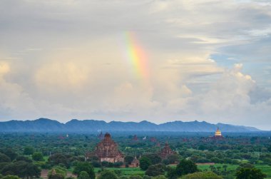 Gökkuşağının üstünde Bagan, Myanmar Antik tapınakları