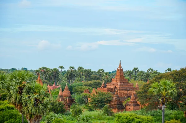 Templos de Bagan e vegetação, Mianmar — Fotografia de Stock