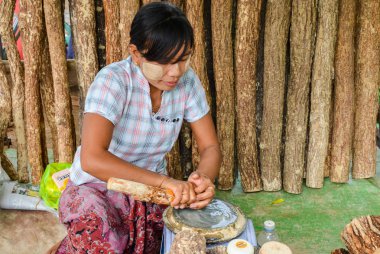 Bagan, Myanmar - 12 Eylül 2016: tanaka, geleneksel doğal yüz pudrası Myanmar hazırlanıyor belirsiz Birmanya kadın