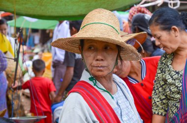 Heho, Myanmar, 12 Eylül 2016: Portret bilinmeyen bir yerel kadın Myanmar geleneksel giysiler giyiyor