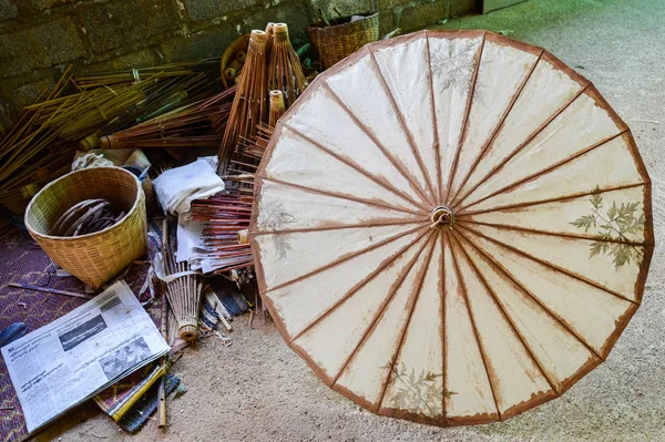 Heho, Myanmar içinde el yapımı şemsiye yapma süreci — Stok fotoğraf