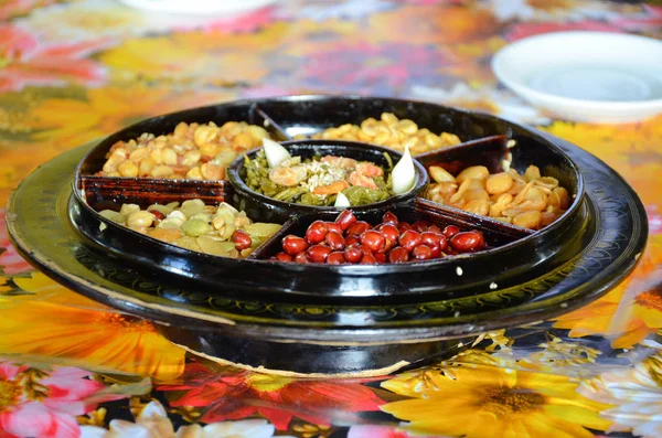 Traditioneller burmesischer Lahpet-Salat aus fermentierten Teeblättern, serviert mit Nüssen, Bohnen und Sprossen lizenzfreie Stockbilder