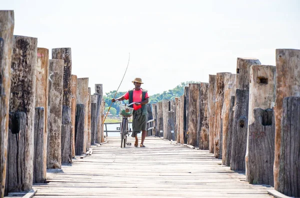 ASIA, MYANMAR- MARCH 23, 2017: Fisherman on the U Bein Bridge of Mandalay — Stock Photo, Image