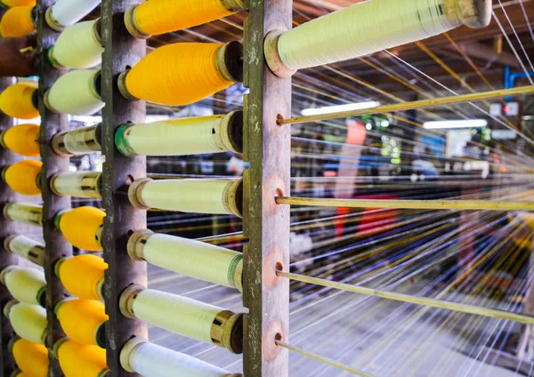 Industrielle Baumwollrollen zum Weben Stockbild