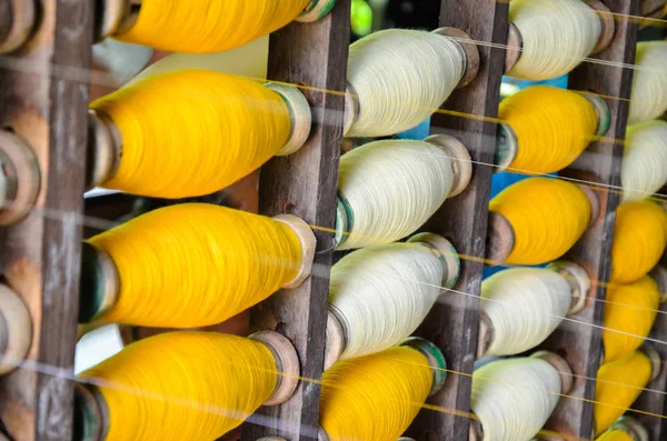 Industrielle Baumwollrollen zum Weben lizenzfreie Stockfotos