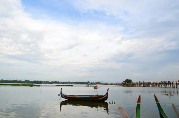 Loď na koni v Amarapura, poblíž U bein Bridge — Stock fotografie