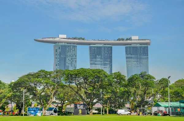 SINGAPORE CITY, SINGAPORE - APRIL, 2017: Marina Bay Sands and Singapore skyline — Stock Photo, Image