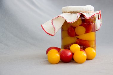 Gri bir arka plan üzerine konserve domates kavanoz.