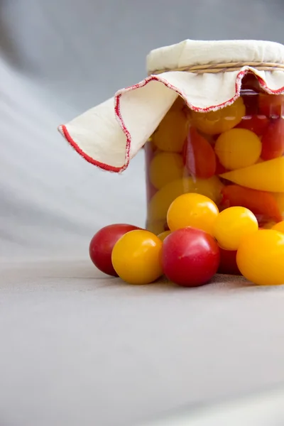 新鲜的西红柿和瓶罐装西红柿. 免版税图库图片