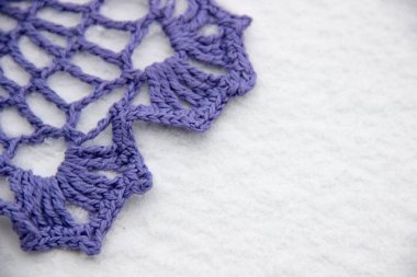 Kar üzerinde örme kar taneleri unsuru.