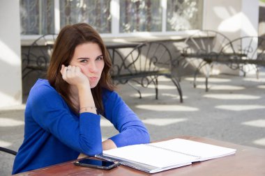 Memnun ifade açık havada kızla.