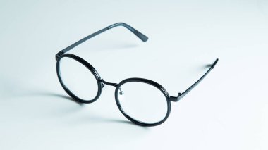 Beyaz arka plan üzerinde izole klasik kara gözüne gözlük